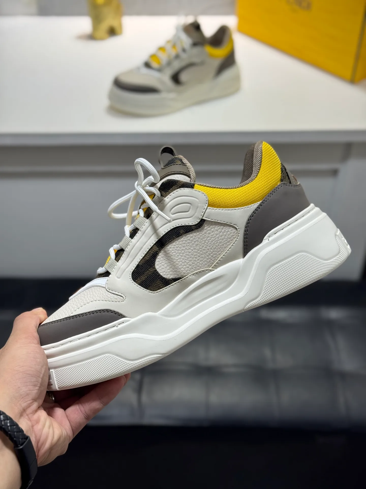 Men's men's shoes 💰560 [New style] 🦥🦥FENDI Fendi high version latest Force series calfskin FF mesh round toe thick sole low-top sports sneakers, these Force lace-up low-top shoes. Made of white full-grain leather and white and brown smooth leather. Padded. Brown FF jacquard and yellow technical fabric details. Lightweight and thick white sole with FF pattern details on the toe and heel ✔️Fabric: Imported first-layer cowhide breathable mesh ✔️Inner lining: Customized breathable mesh ✔️Sole: Open-molded rubber foam material ✔️Sole thickness: 7CM Size: #Men's 38-44 (45 is custom-made and cannot be returned or exchanged